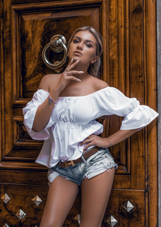 Biely top Flared/O'la Voga