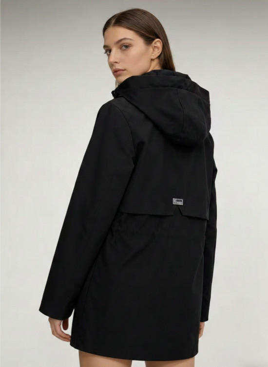 Čierna parka so zlatými detailami