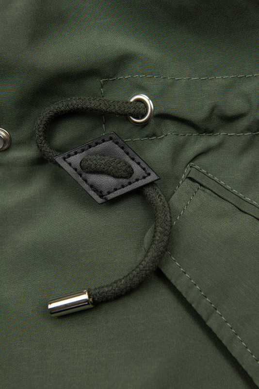 Khaki prechodná parka s čiernou podšívkou