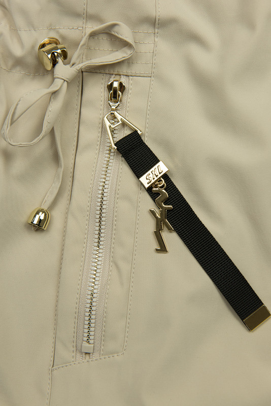 Béžová parka so zlatými detailami