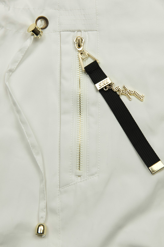 Biela parka so zlatými detailami