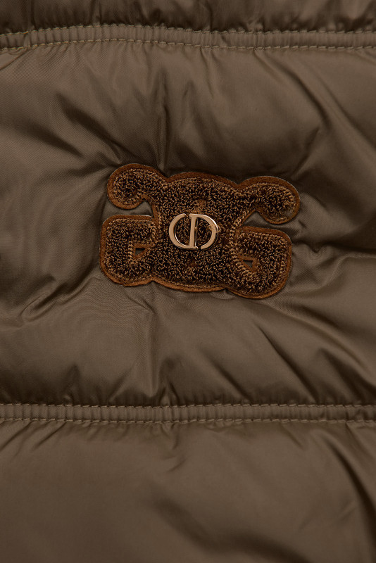 Hnedá prešívaná vesta s kapucňou