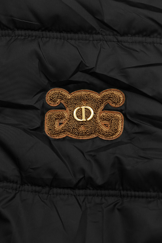 Čierna prešívaná vesta s kapucňou