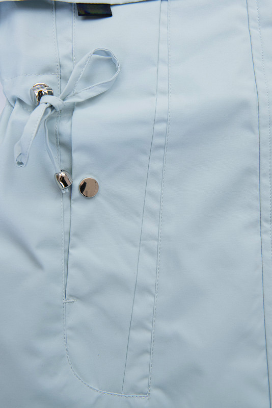 Svetlomodrá parka na jar/jeseň