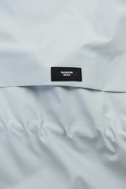 Svetlomodrá parka na jar/jeseň