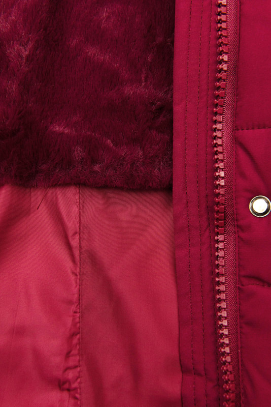 Teplá prešívaná bunda v burgundy farbe