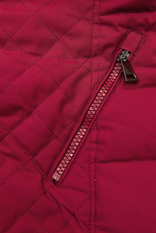 Teplá prešívaná bunda v burgundy farbe