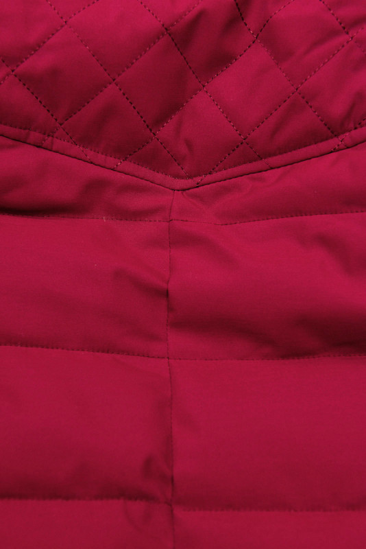 Teplá prešívaná bunda v burgundy farbe