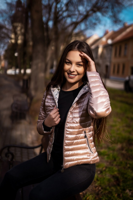 Biela prešívaná bunda so vzorovanou podšívkou
