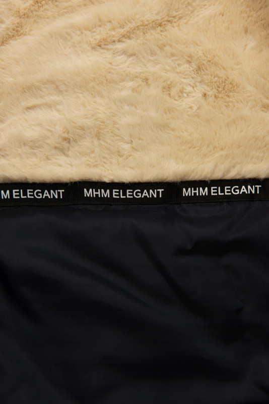 Tmavomodrá parka na zimu s béžovým futrom
