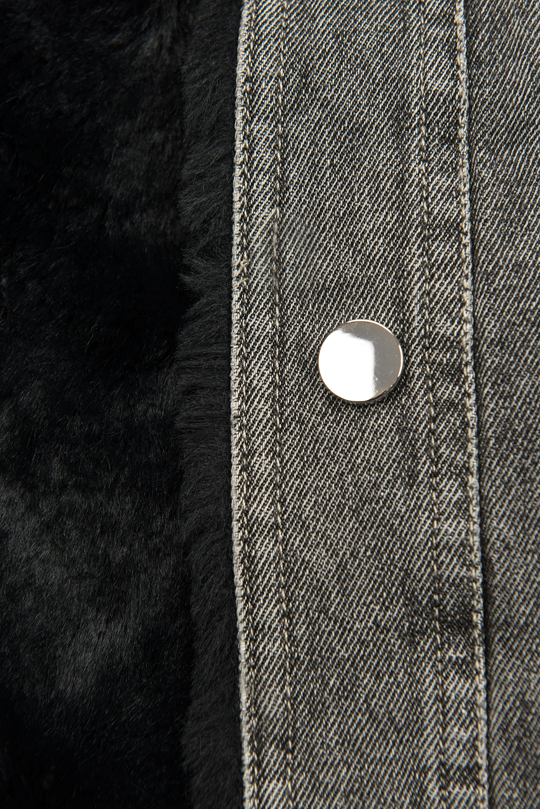 Sivá denimová bunda s čiernou kožušinou