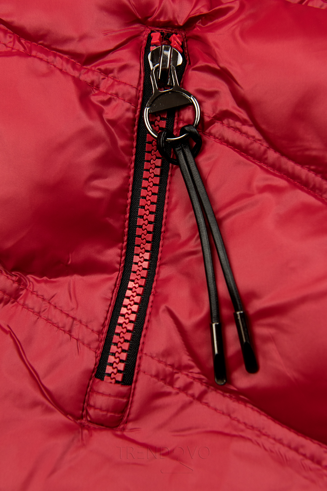 Červeno-čierna bunda s kontrastným lemovaním