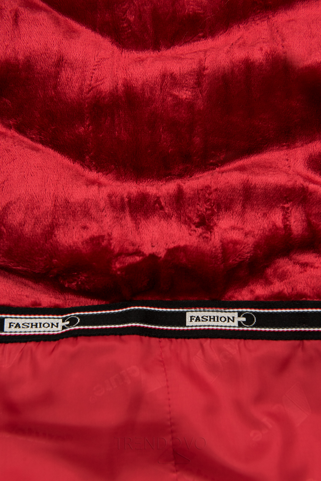 Červeno-čierna bunda s kontrastným lemovaním