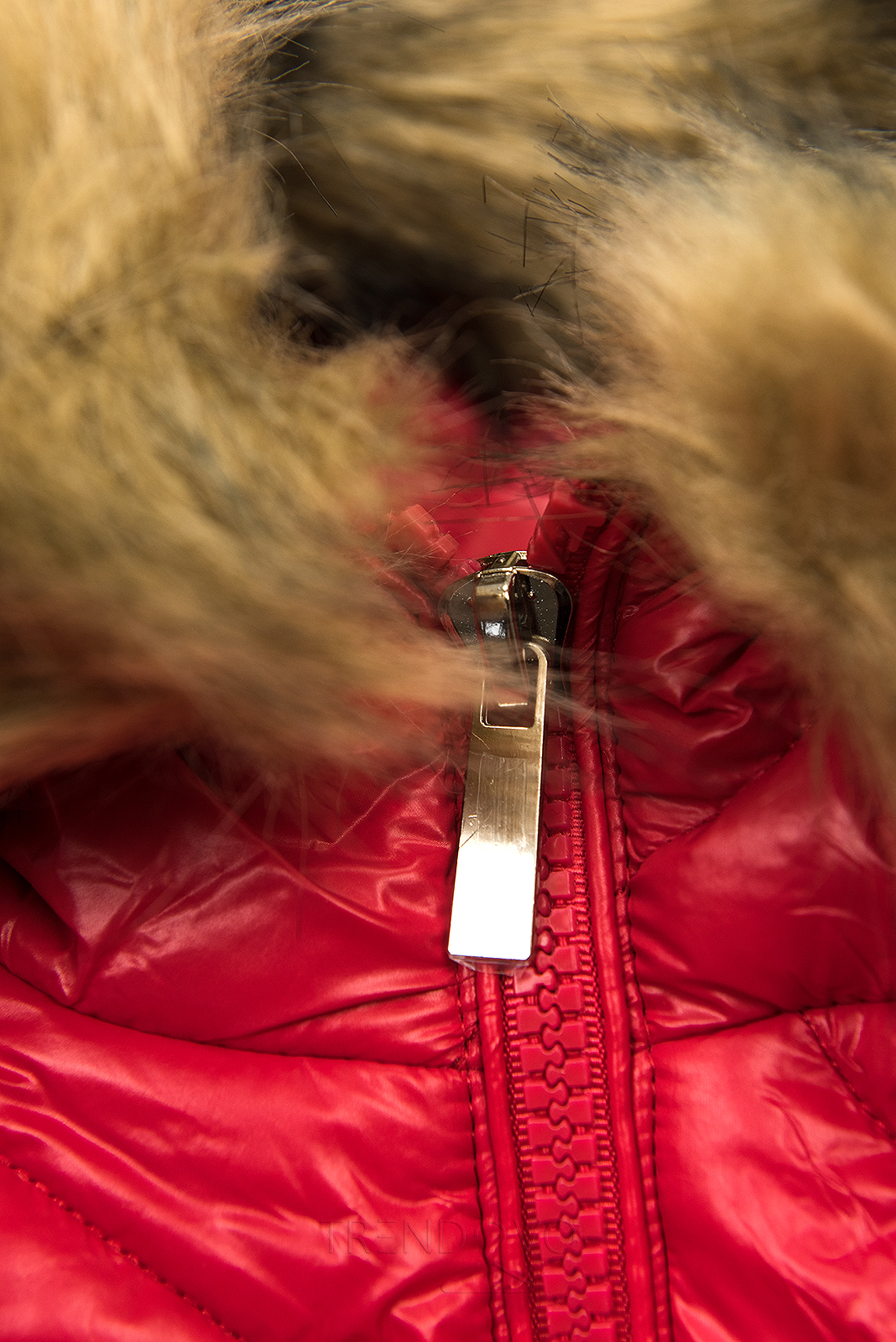 Červená lesklá zimná bunda s opaskom