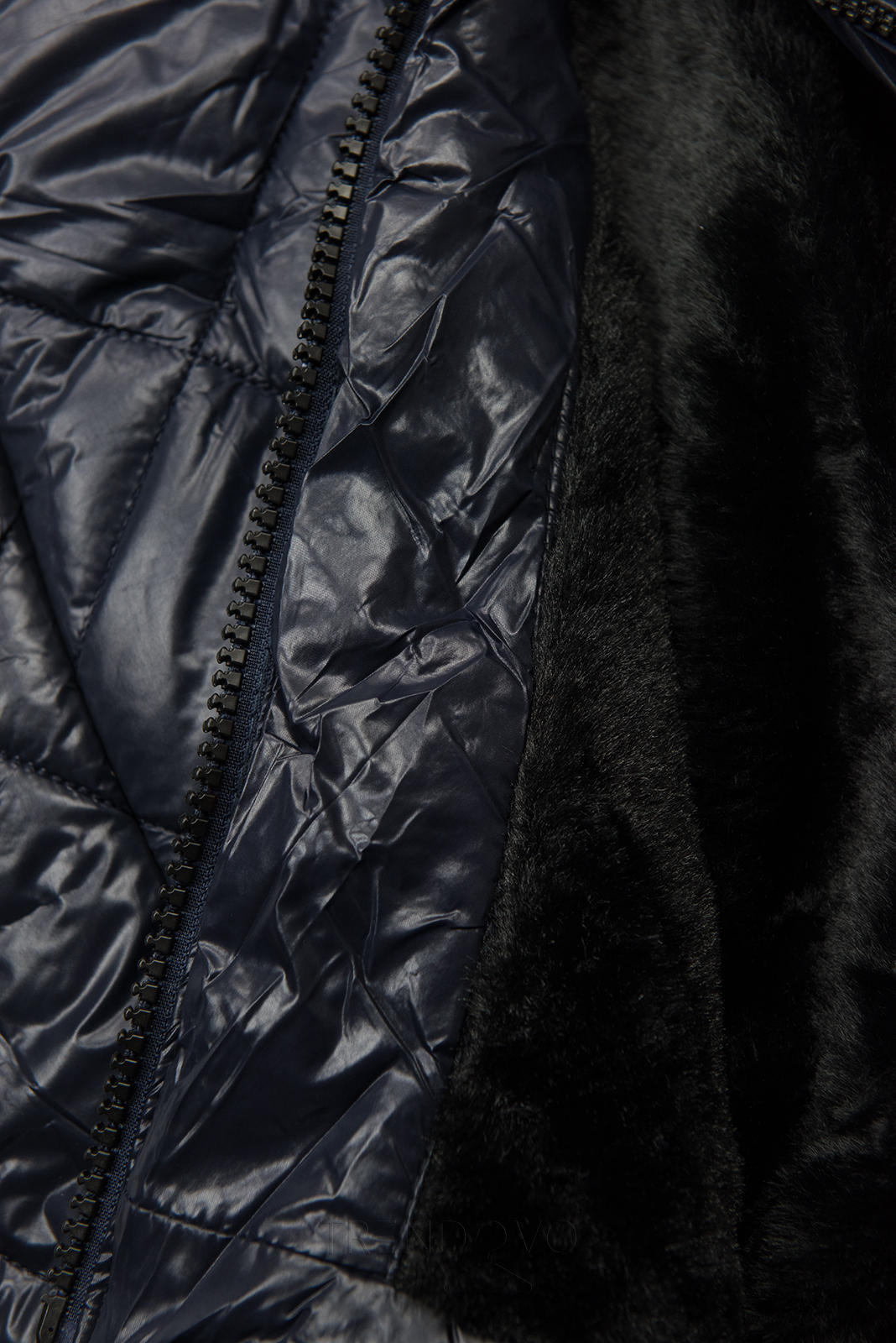 Tmavomodrá lesklá zimná bunda s opaskom