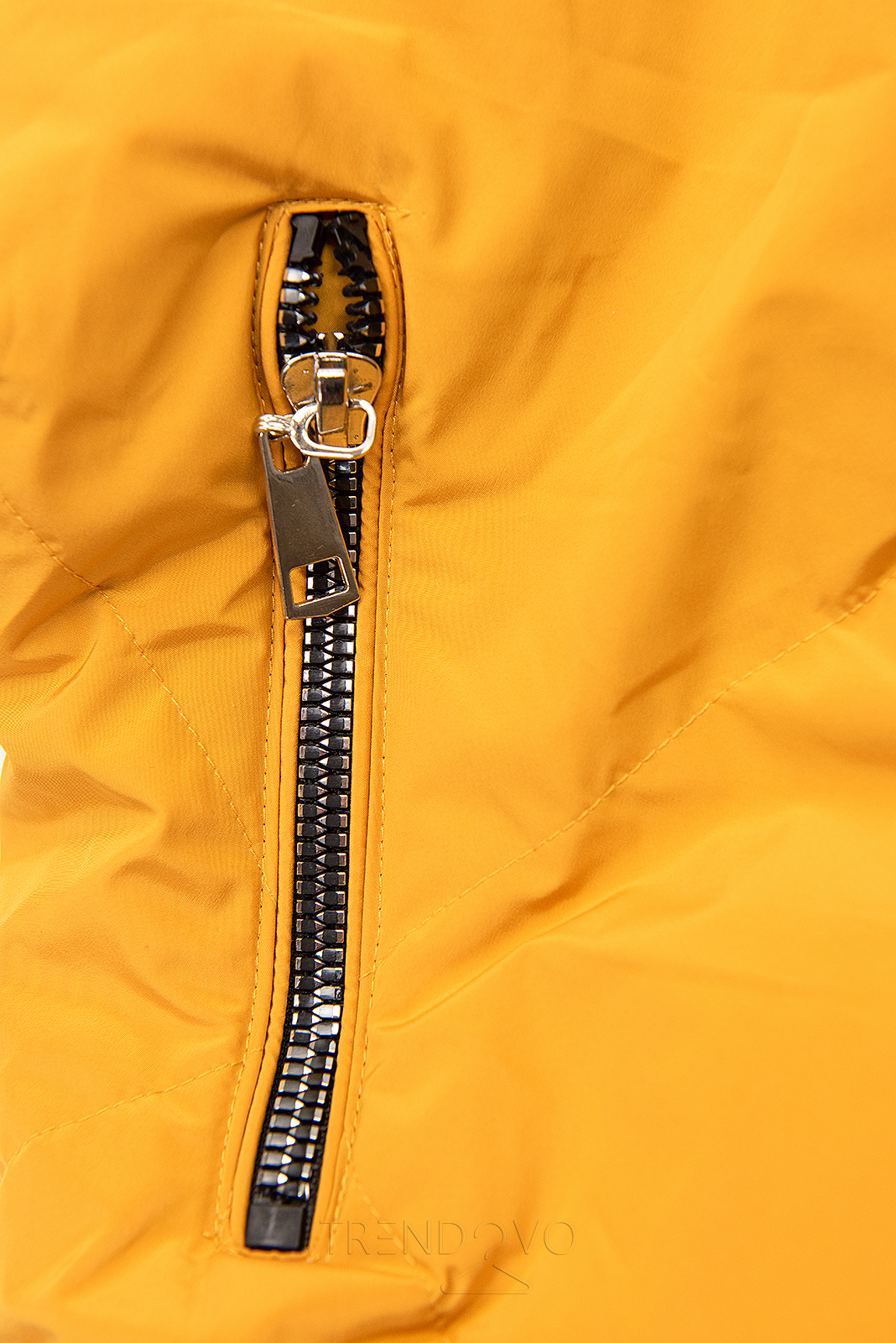 Žltá/karamelová zimná bunda so strieborným lemom