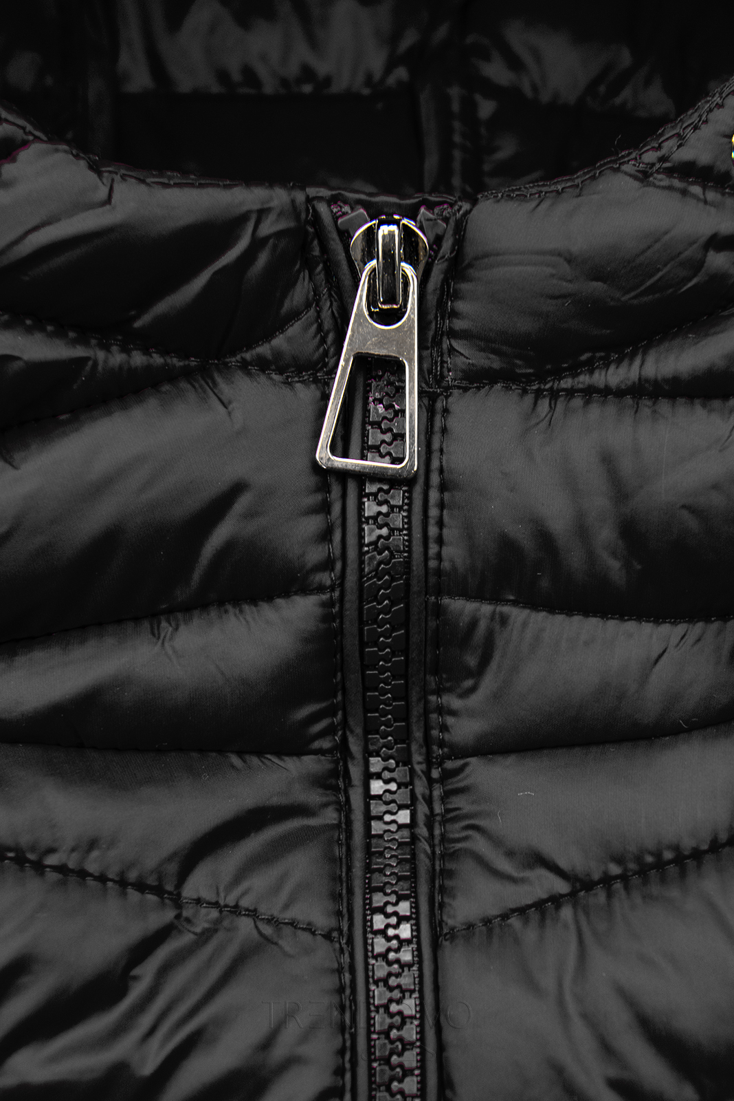 Čierna bunda s elastickým pásom