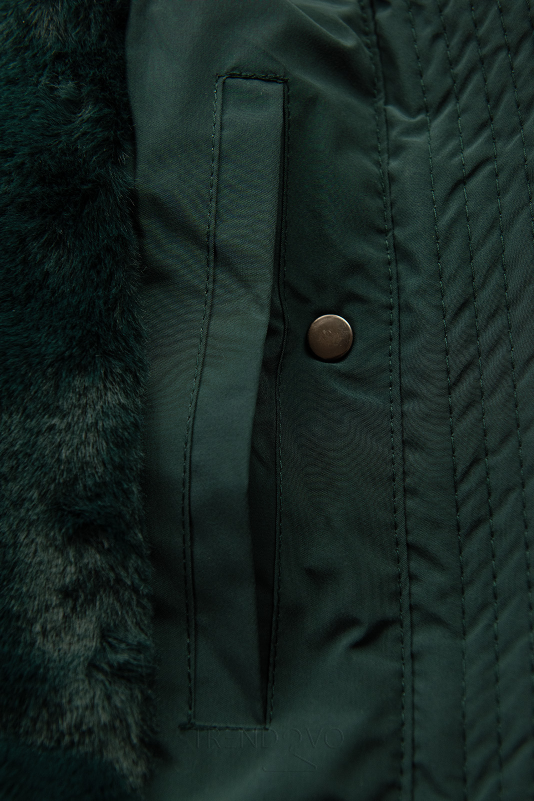 Tmavozelená zimná bunda s veľkou kapucňou
