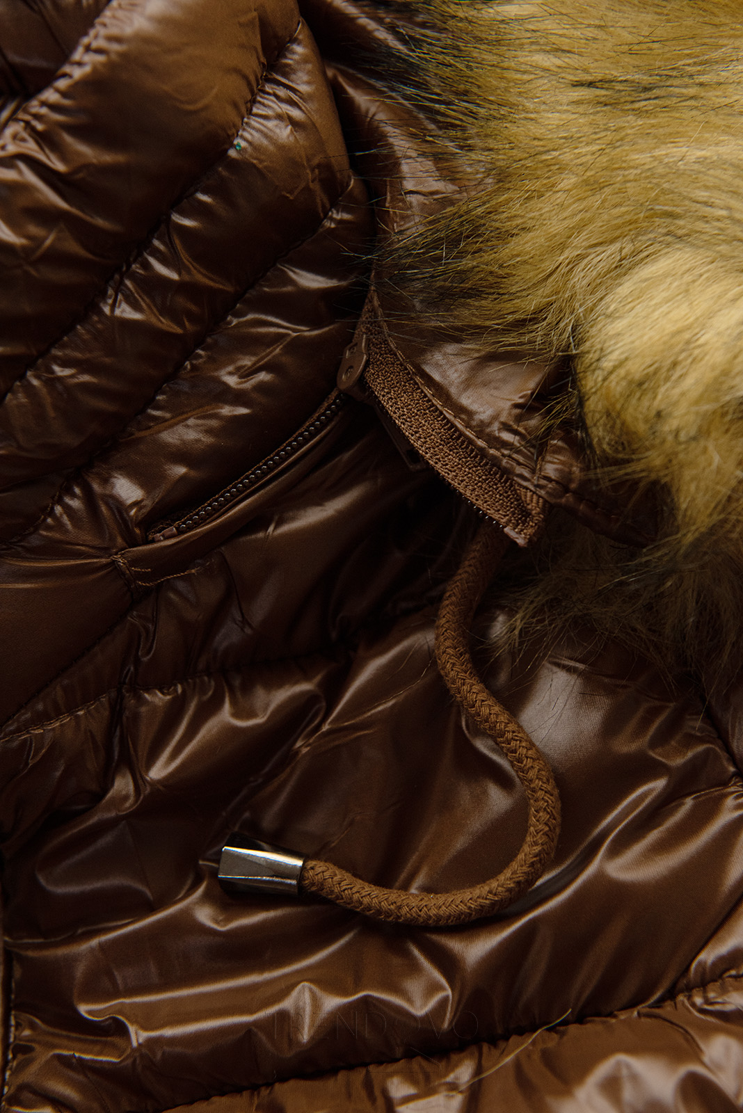 Čokoládovohnedá lesklá prešívaná bunda s kapucňou