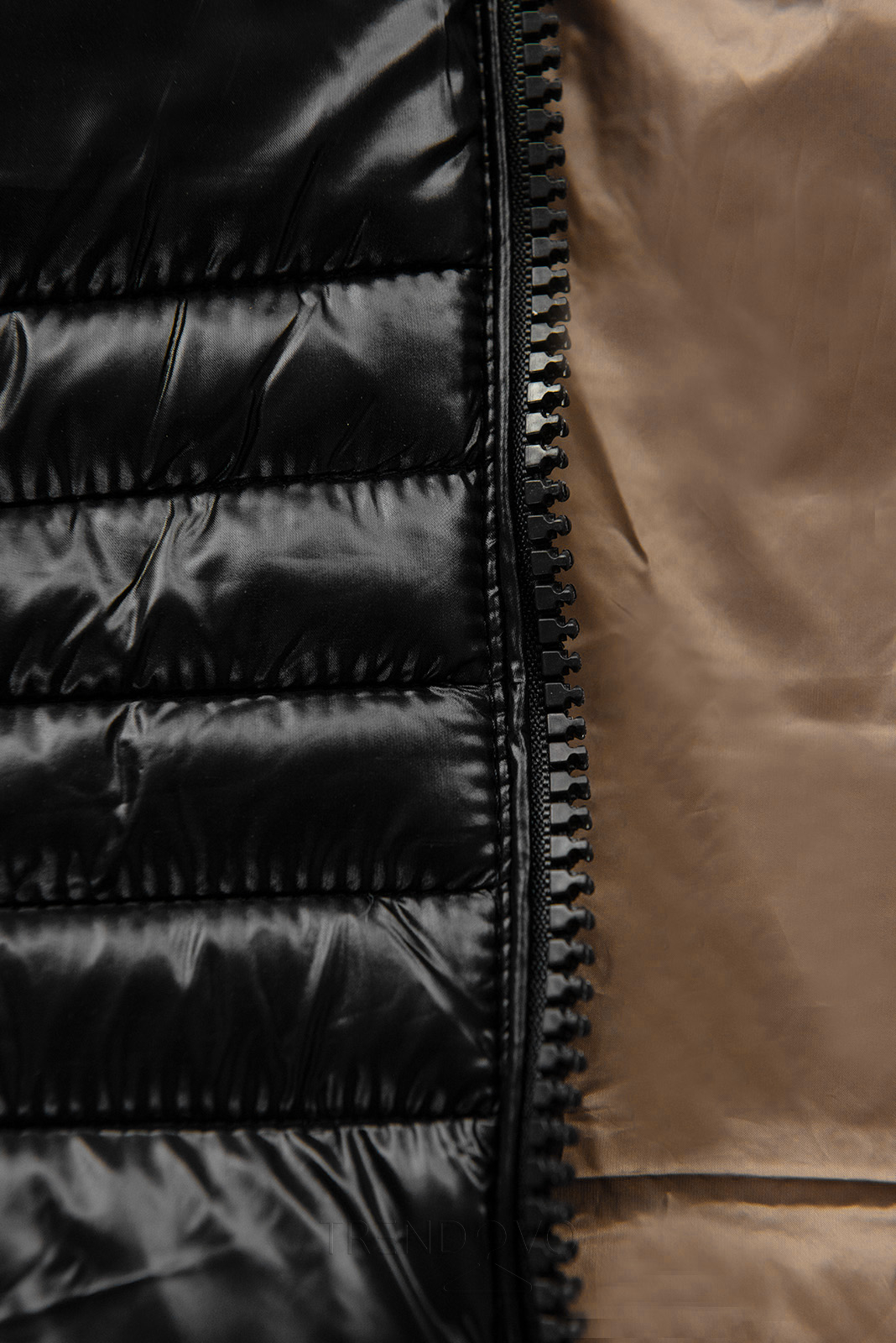 Čierna lesklá prešívaná bunda s kapucňou
