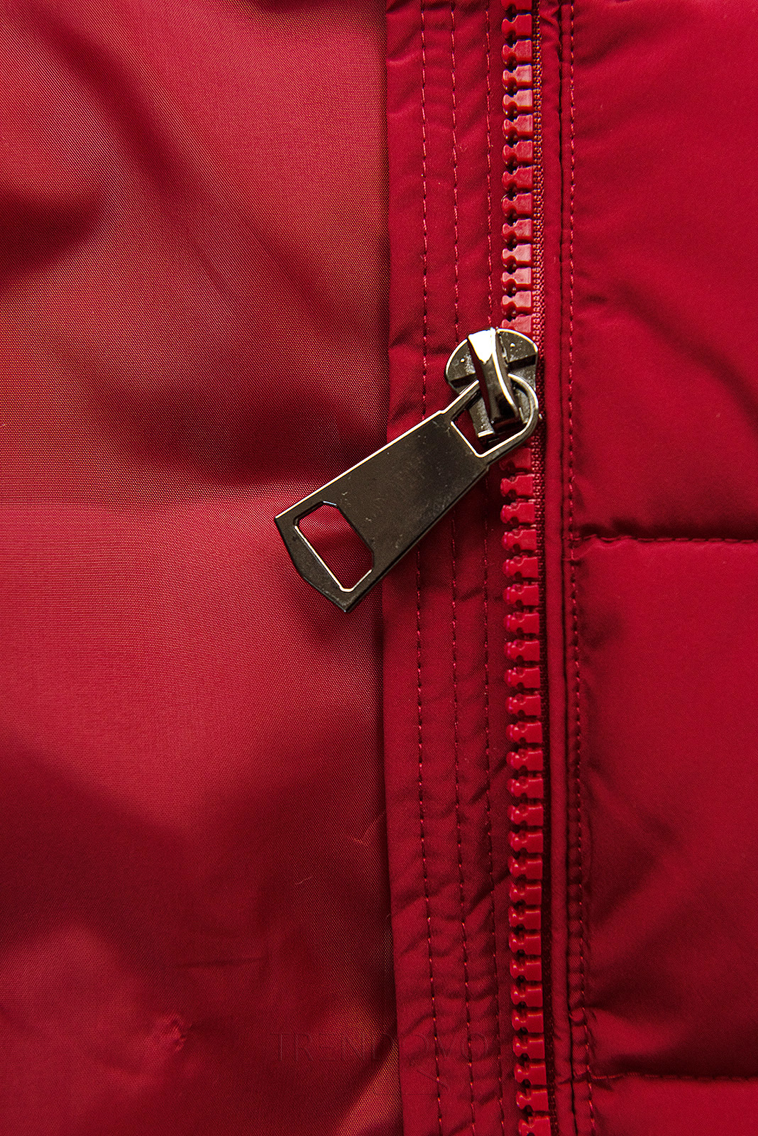 Vínovočervená prešívaná zimná bunda s kožušinou