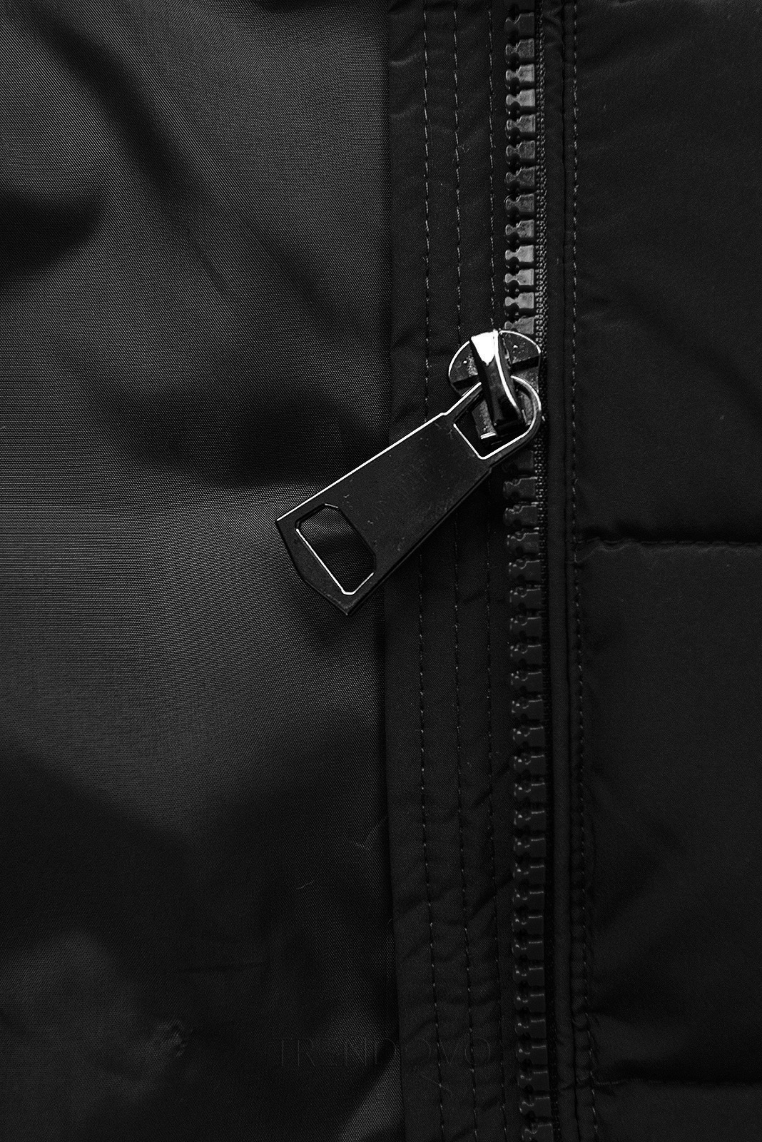 Čierna prešívaná zimná bunda s kožušinou