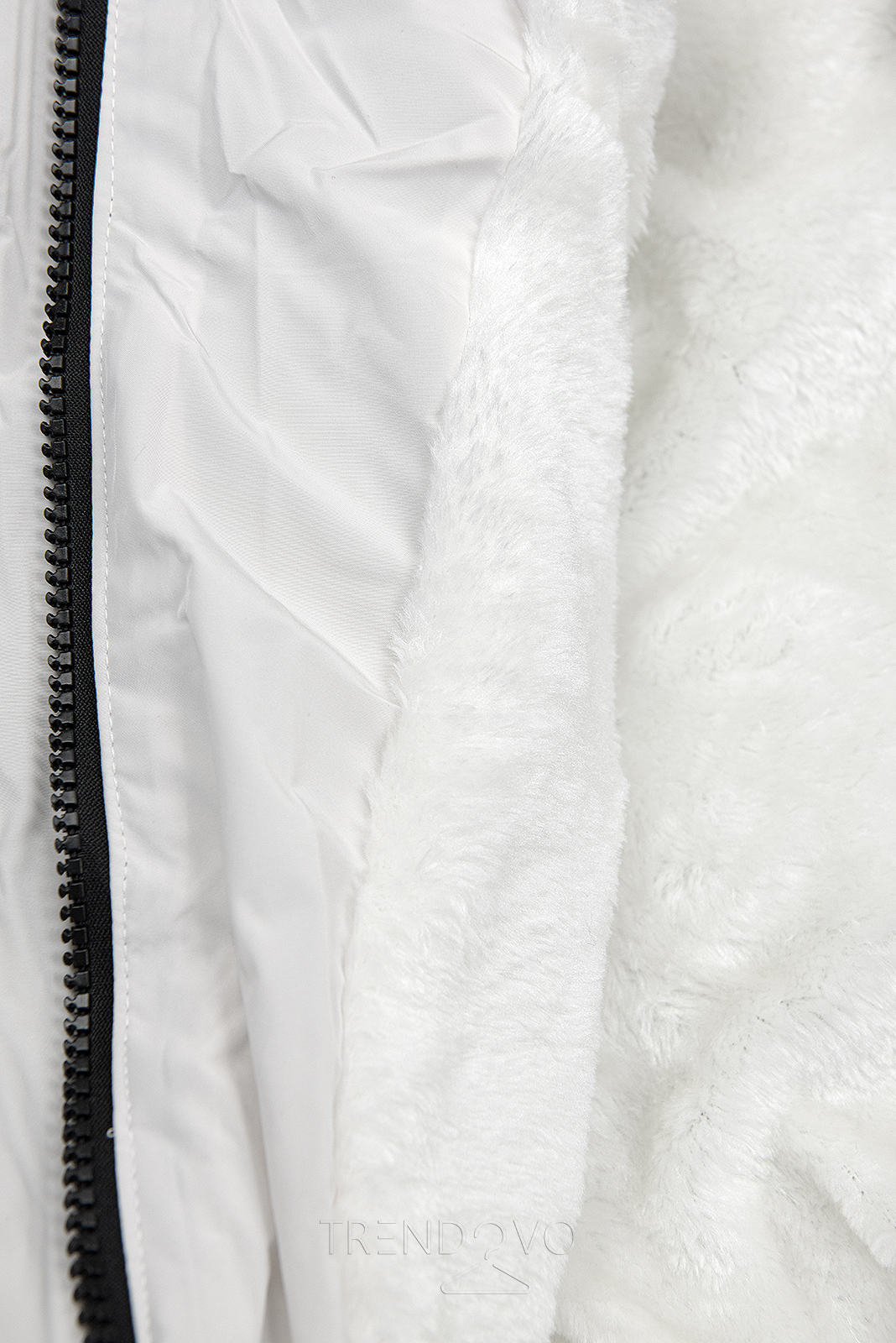 Biela dlhá bunda na zimu