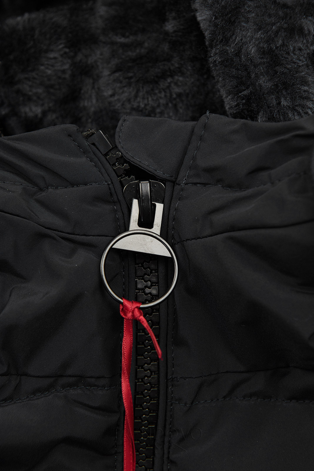 Čierna zimná prešívaná bunda s kapucňou