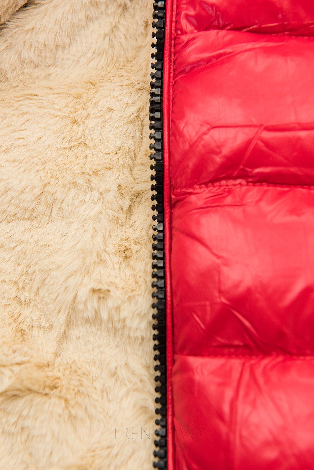 Červená/béžová lesklá bunda s opaskom