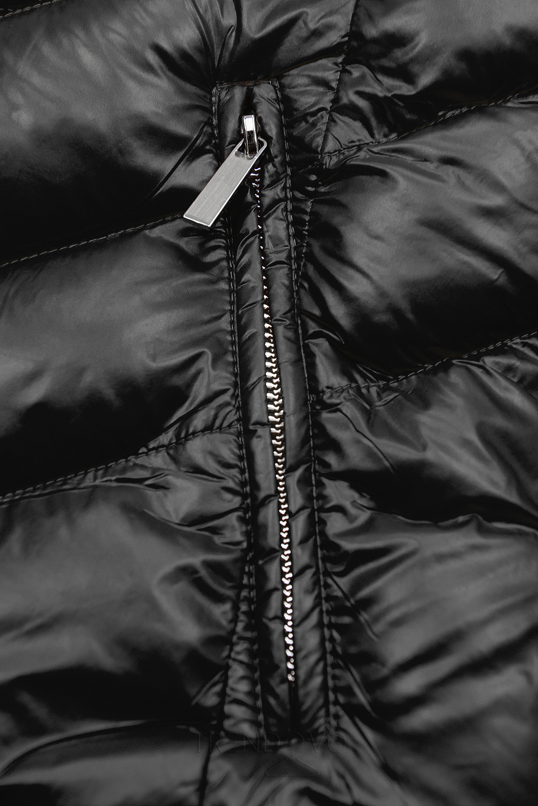 Čierna zimná krátka bunda s hnedou kožušinou