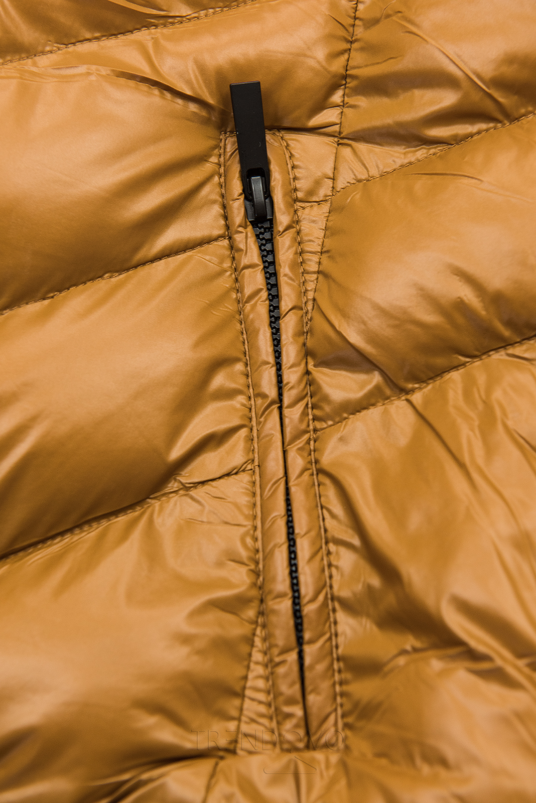 Karamelová zimná krátka bunda s čiernou kožušinou