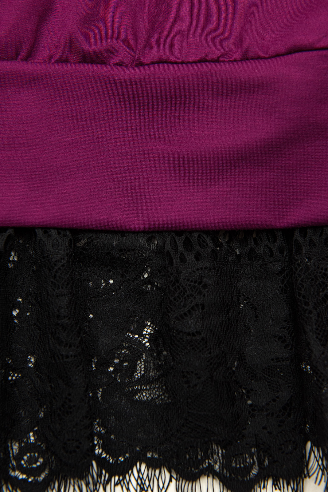 Purpurové mikinové šaty s čipkou