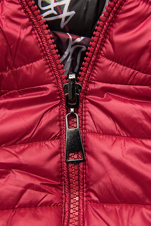 Červená prešívaná bunda s farebnou podšívkou