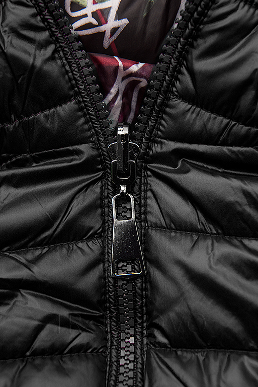 Čierna prešívaná bunda s farebnou podšívkou