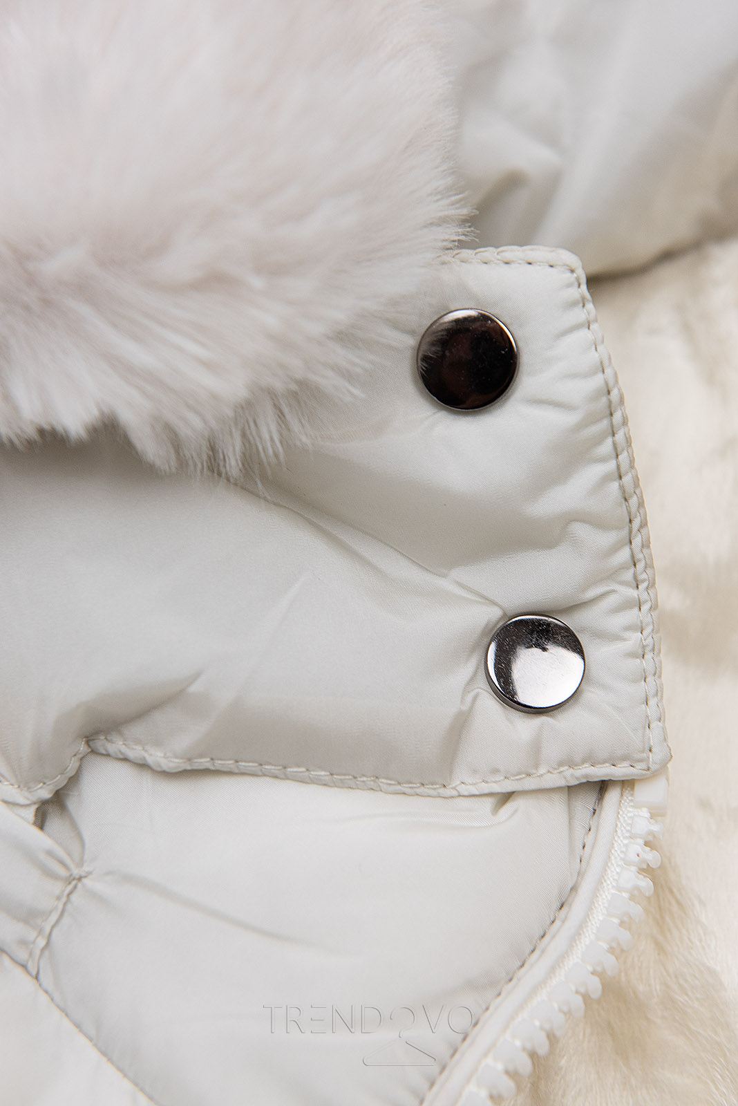 Biela zimná bunda v prešívanom dizajne