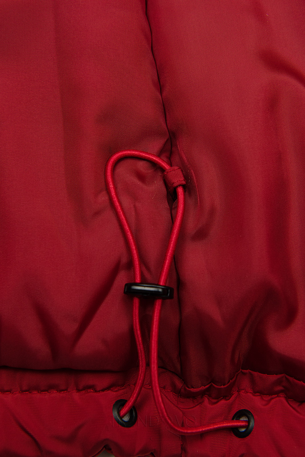 Červená predĺžená zimná bunda s béžovou kožušinou