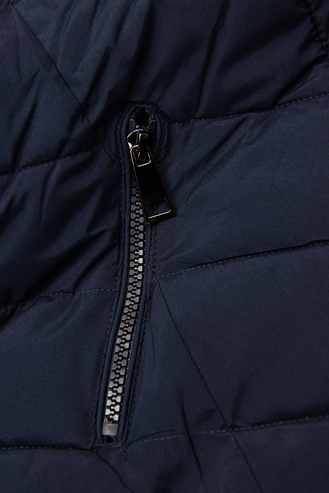 Tmavomodrá zimná bunda tvarovaná pre širšie boky