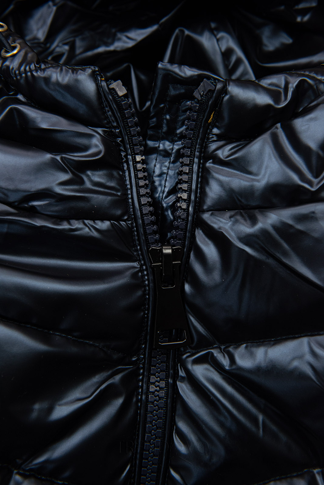 Tmavomodrá lesklá zimná bunda s odnímateľnou kožušinou