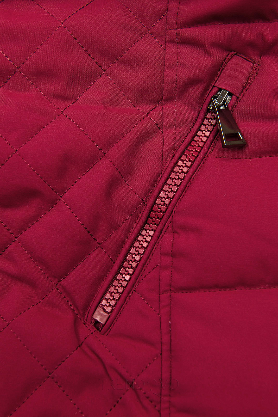 Teplá prešívaná bunda v burgundy farbe