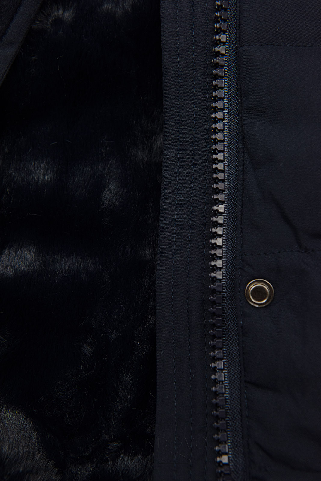 Teplá prešívaná bunda v tmavomodrej farbe