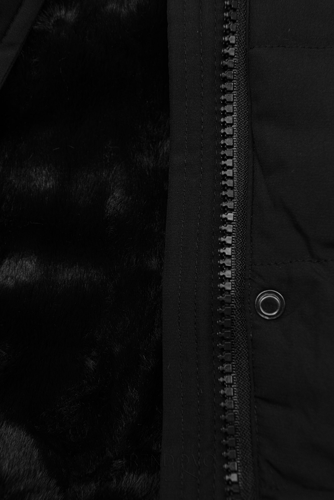 Teplá prešívaná bunda v čiernej farbe