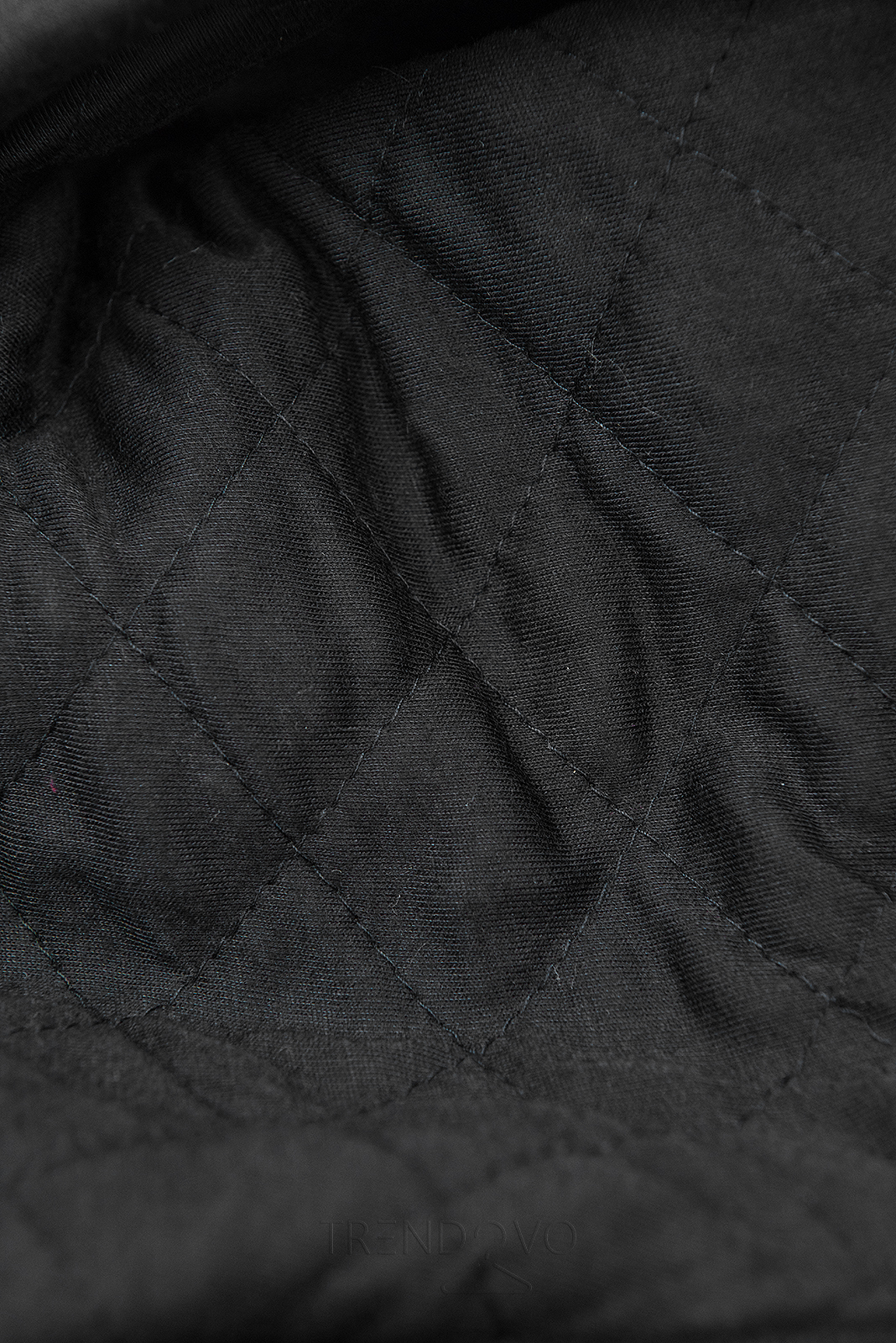 Čierna predĺžená mikina s prešívanou kapucňou