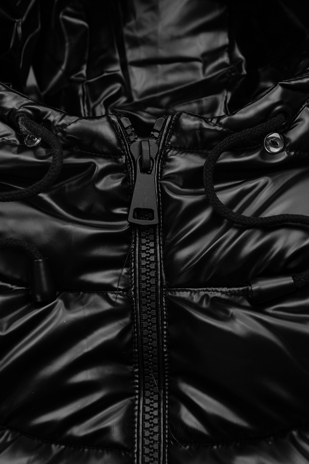 Čierna zimná bunda v prešívanom vzhľade