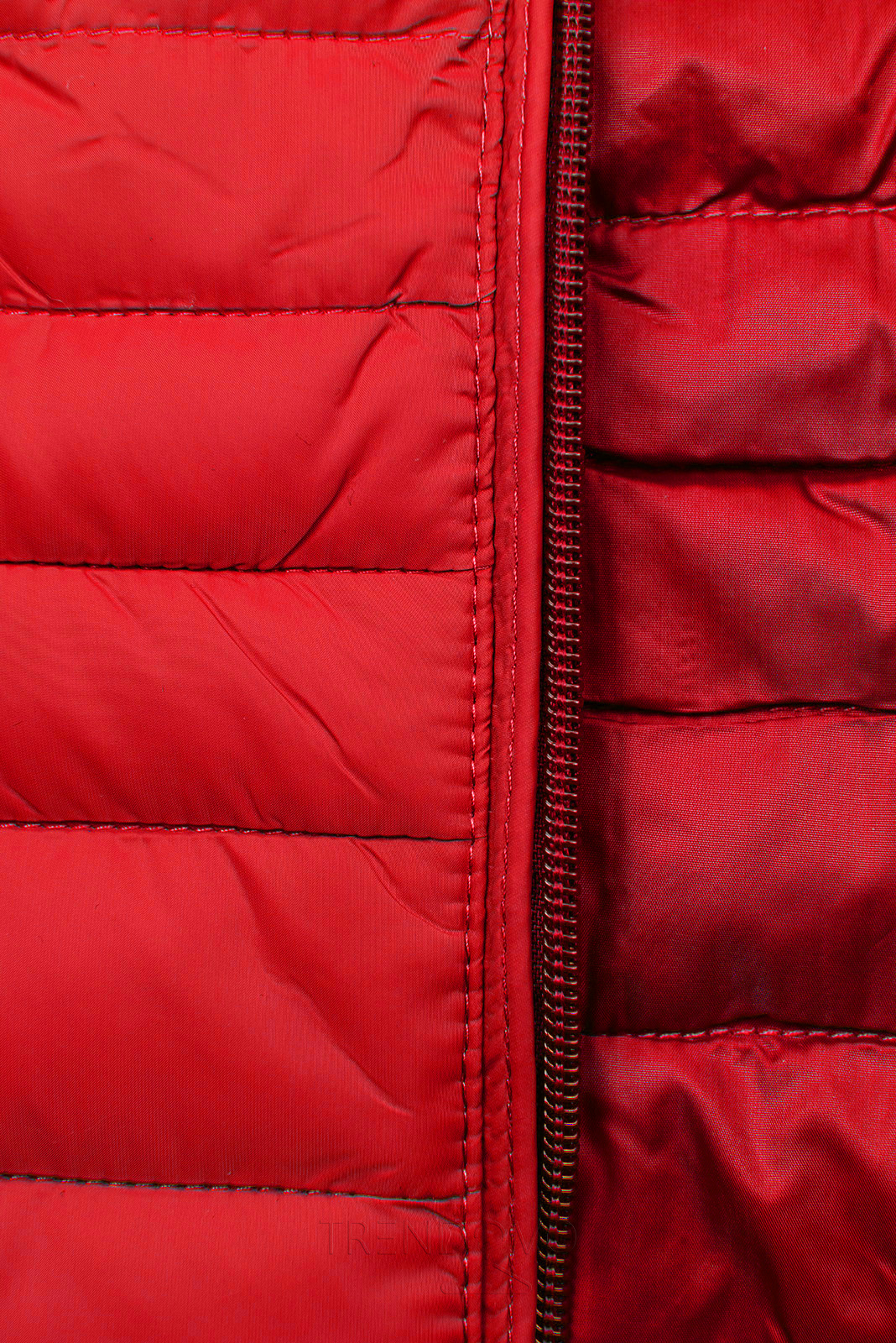 Červená prešívaná bunda na prechodné obdobie
