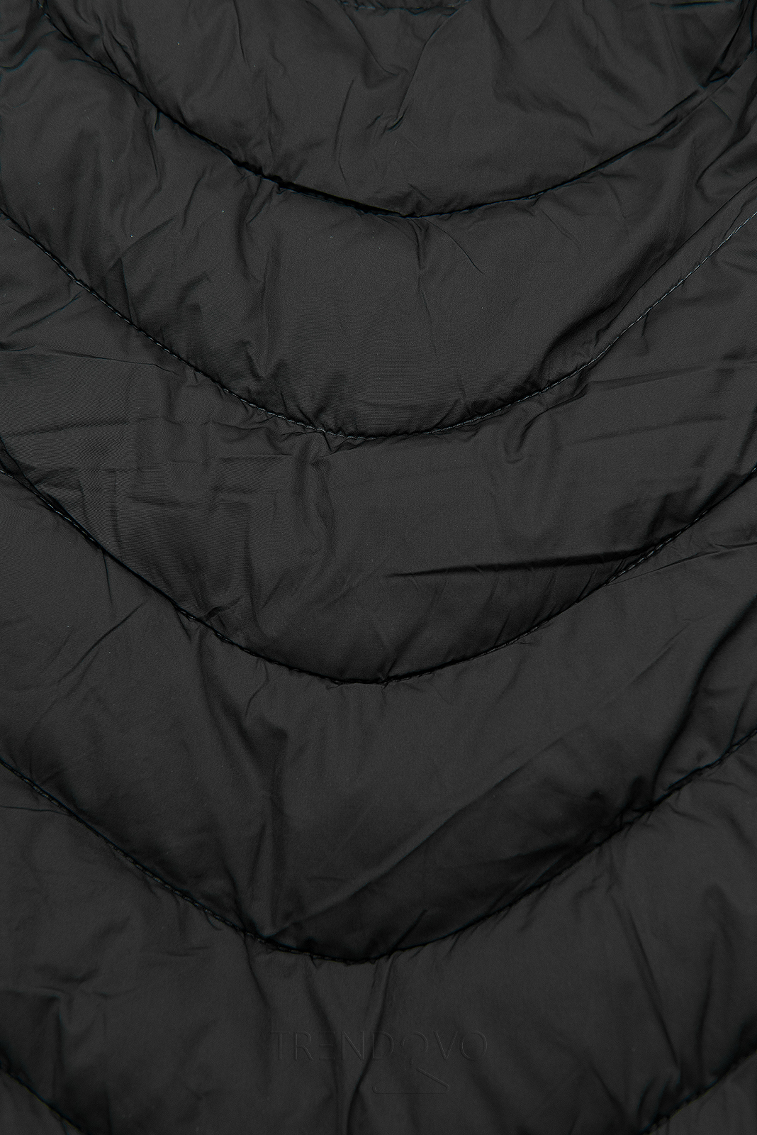 Čierna prešívaná bunda zateplená plyšom