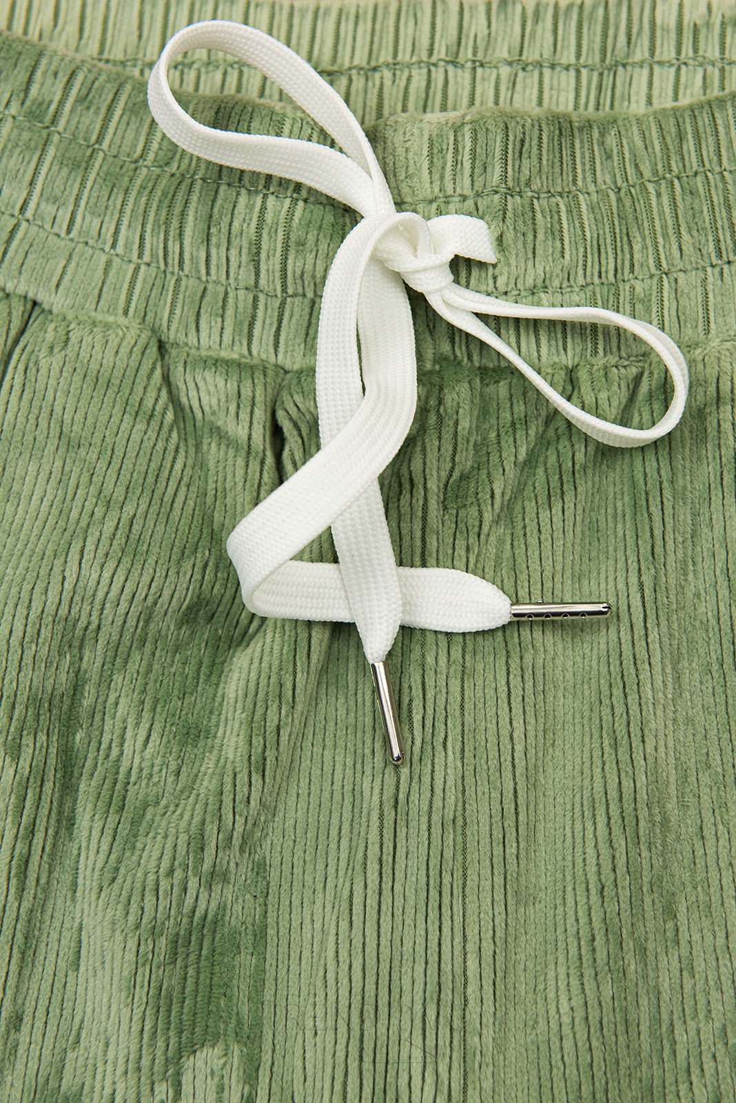 Zelené ležérne nohavice s menčestrovým vzorom