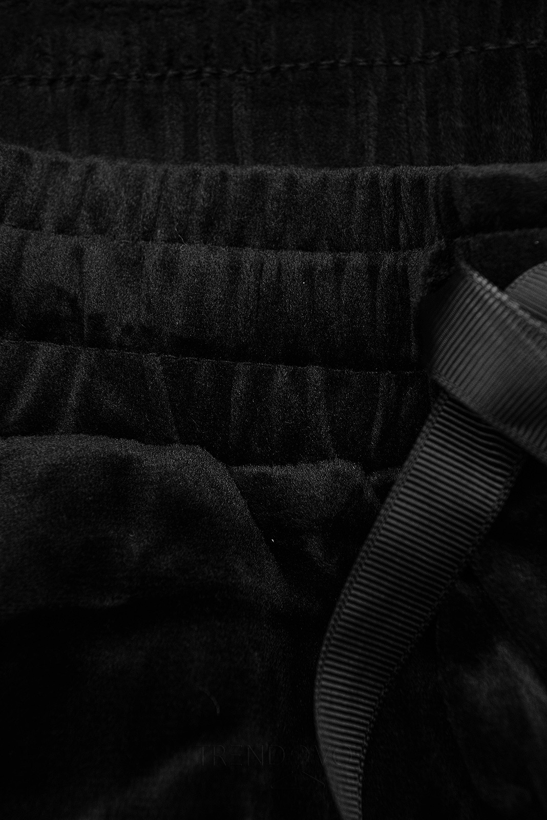 Čierne zamatové teplákové nohavice
