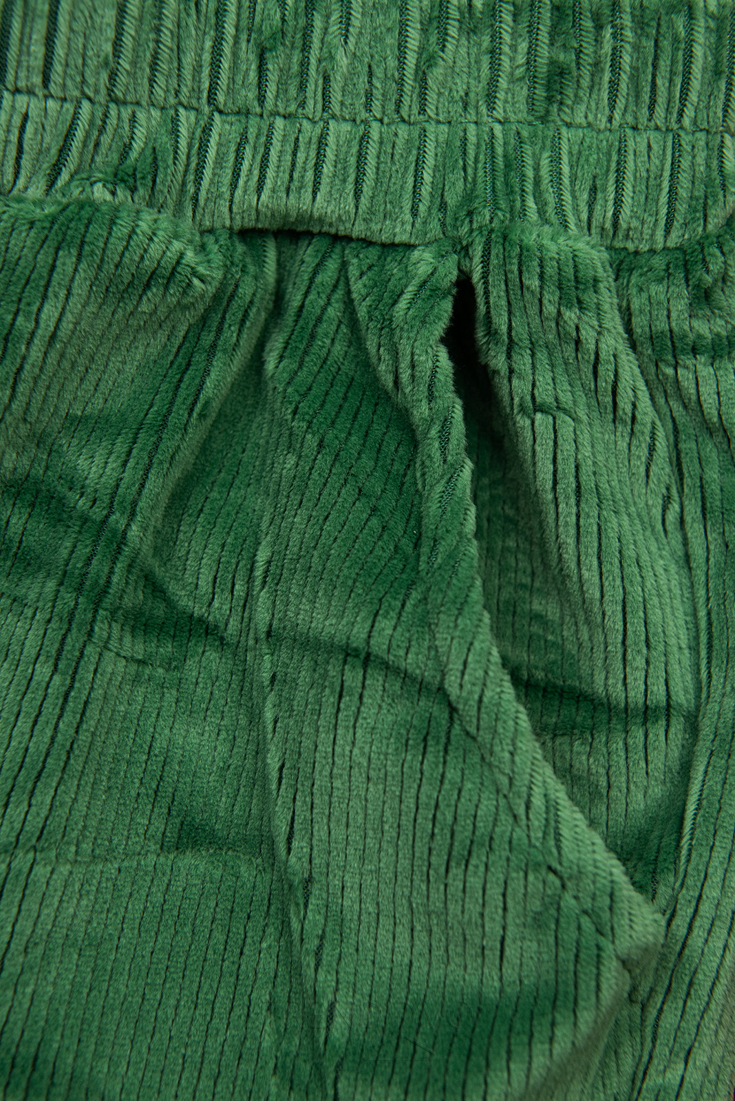 Zelené nohavice so šnurovaním v páse