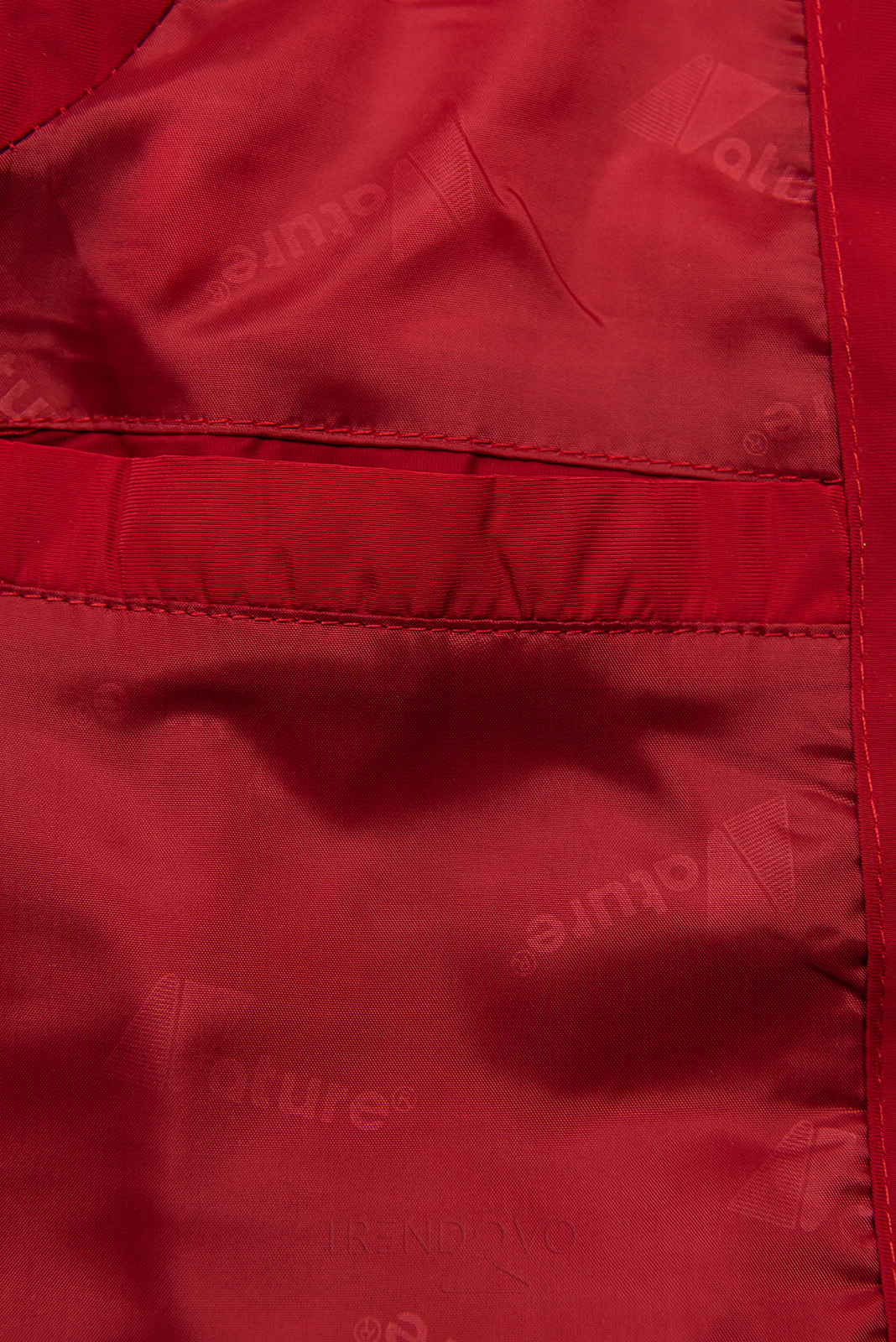 Červená vesta s odopínateľnou kapucňou