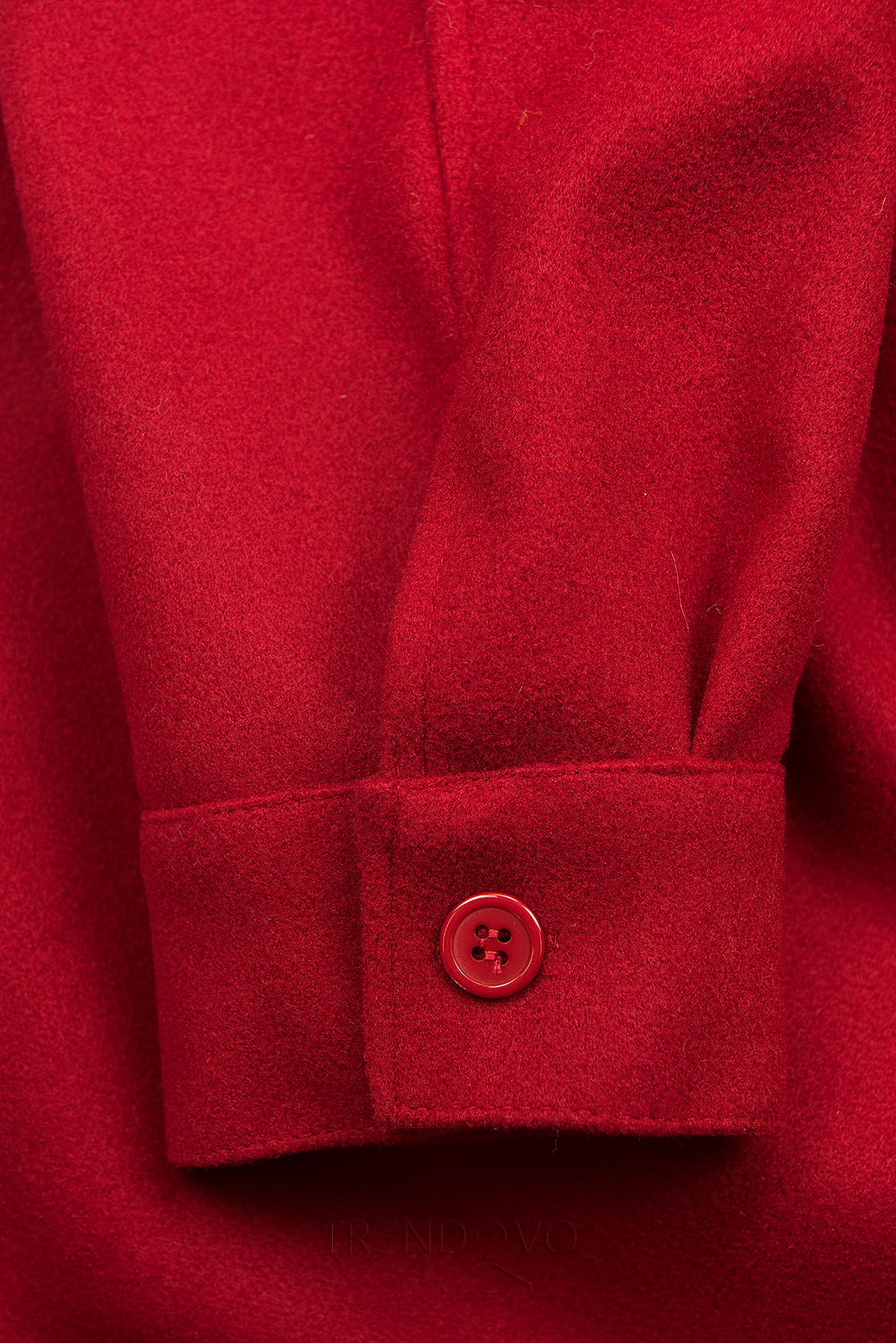 Červený ľahký plášť